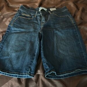 Levi’s size 6 shorts